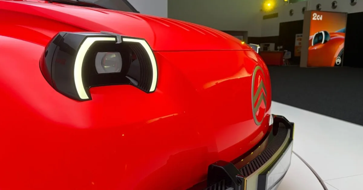 Citroën 2CV électrique : Emmanuel Macron découvre le retour d’une icône française 4